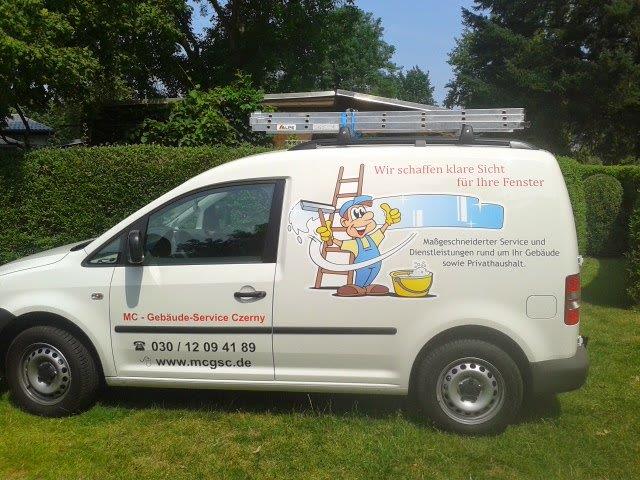 auto mit werbung wir schaffen klare sicht
