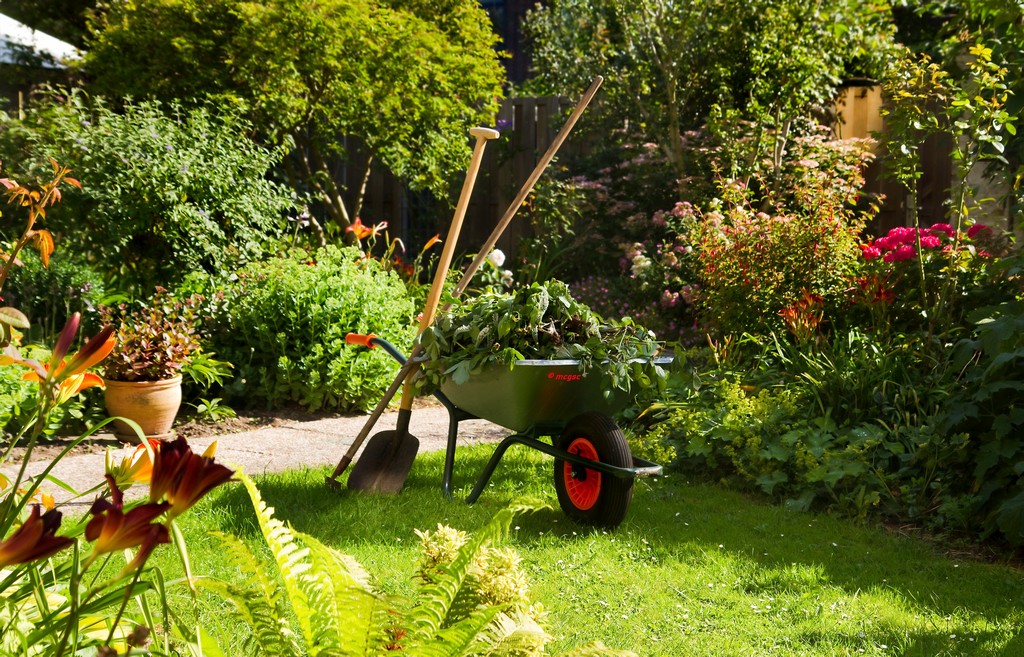 Arbeiten mit Schubkarre im Garten
