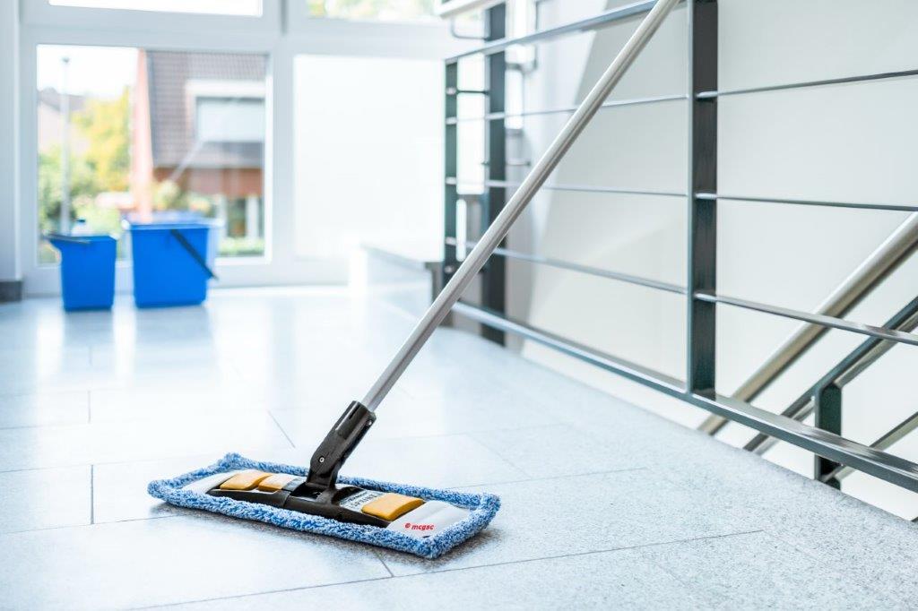 treppenhaus wird gewischt