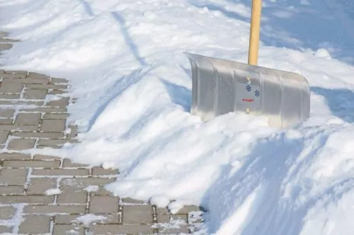 schneeschieber im schnee