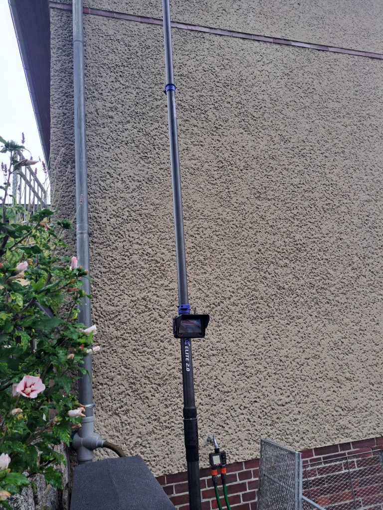 Nahaufnahme einer verstopften Regenrinne